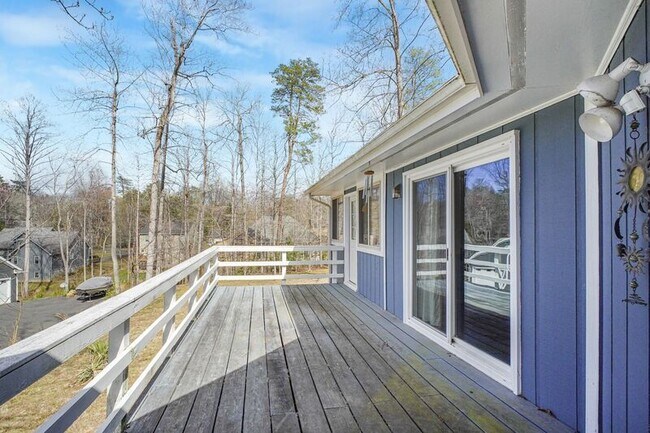 Building Photo - 306 Happy Creek Rd