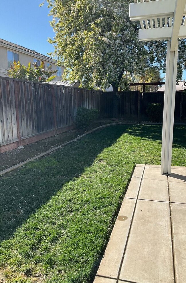 Building Photo - Rare single-story 4-bedroom Brentwood rental opportunity! Ideal California Orchard location!