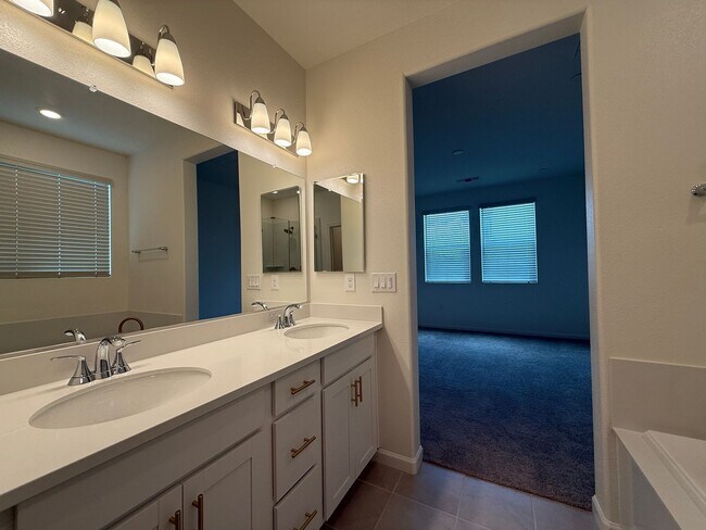 Building Photo - 3 bedroom, 2 bathroom home located in the vibrant community of Madera, CA