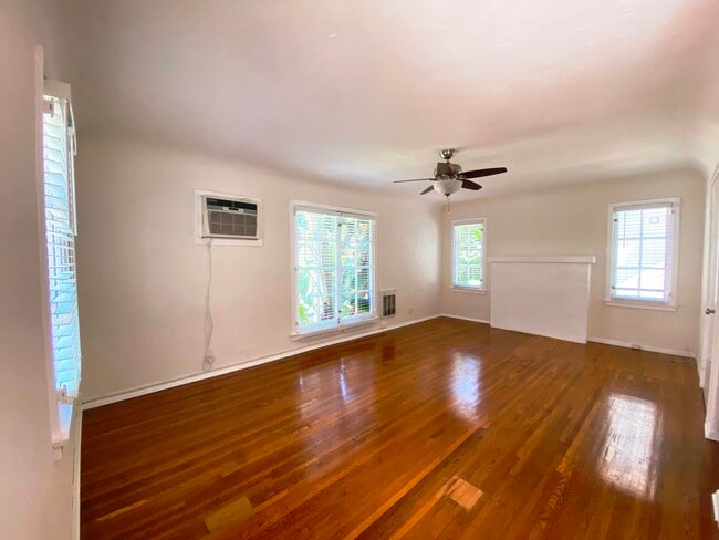 Building Photo - 1833 & 1839.5 Grace ave