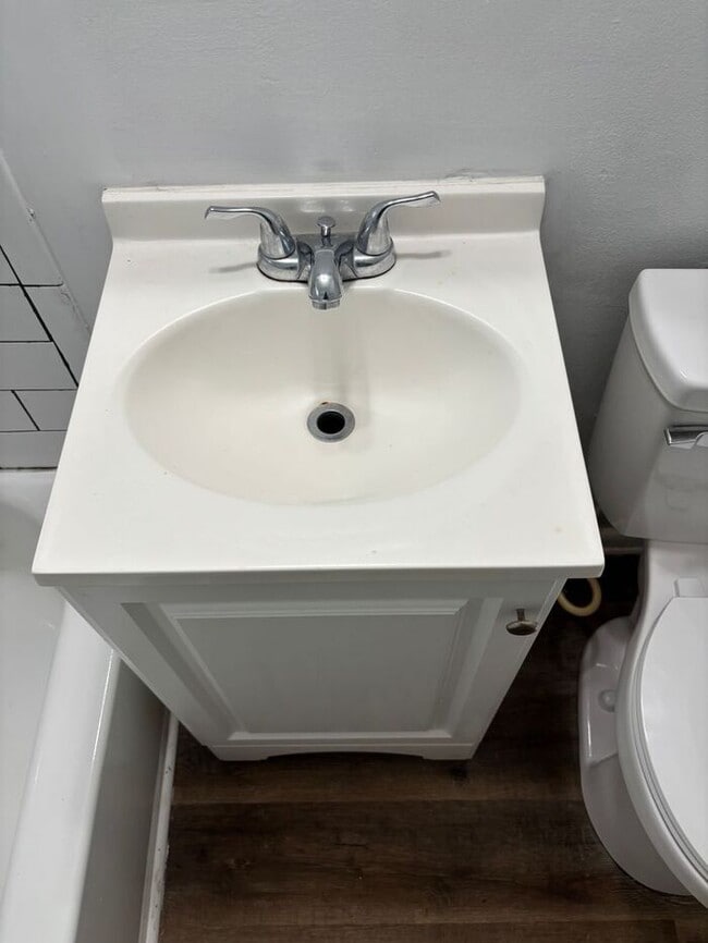 Building Photo - Charming 2-bedroom and 1-bathroom house lo...