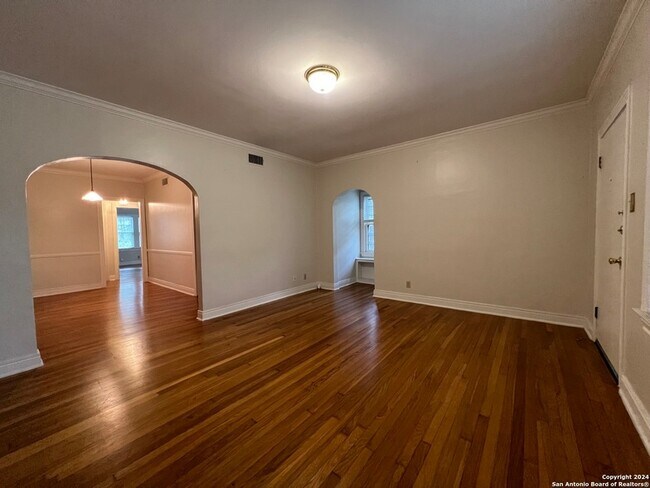 Building Photo - 308 E Rosewood Ave