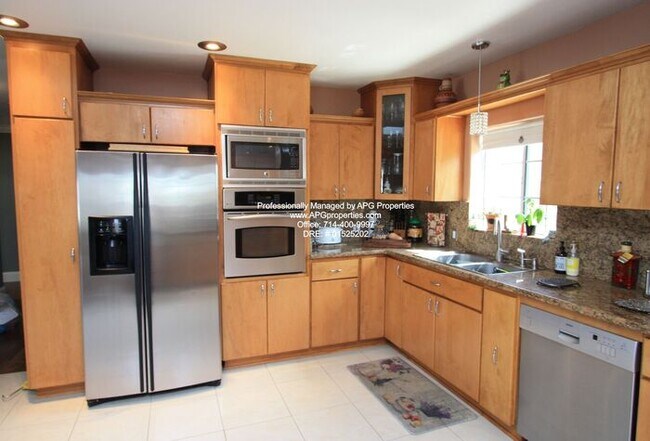 Building Photo - Attractive 4 bedroom / 2 bathroom home wit...