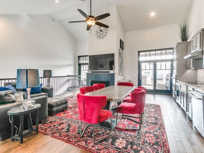 Building Photo - 115 NE 3rd St