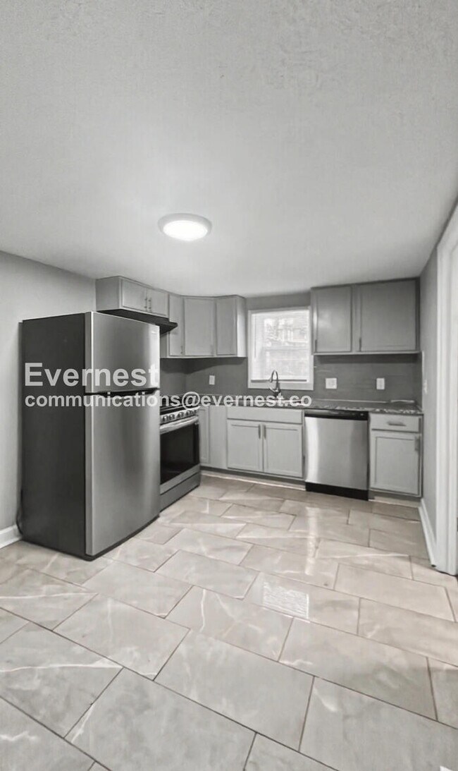 Building Photo - Spacious 3-Bedroom Home with Deck and Modern Appliances