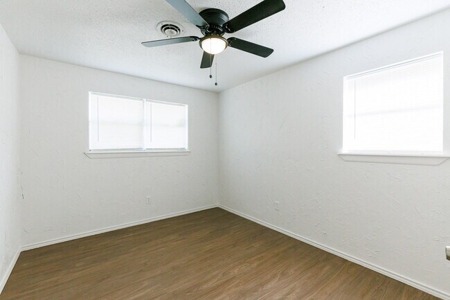 Building Photo - Updated 4 bedroom close to LCU and Tech