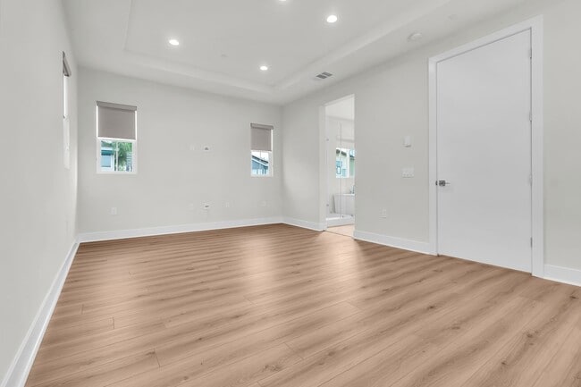 Building Photo - 720 Olivier Dr