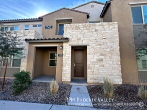 Building Photo - 3 Bed / 2.5 Bath Gilbert Townhome GATED Co...