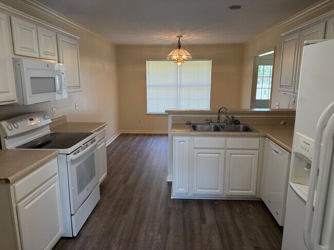 Building Photo - Charming Wilmington Island Rental – Minutes from the Beach and Downtown!