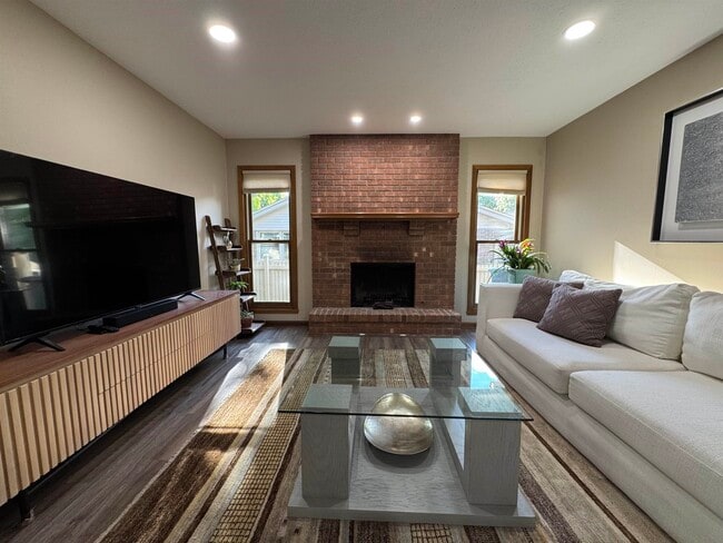 Building Photo - 5855 Thatcher Dr