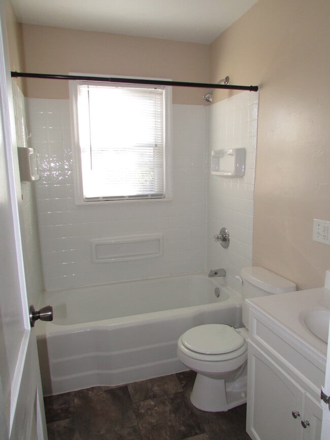 Building Photo - 2 BEDROOM | 1 BATH | SINGLE GARAGE | ROBBINSDALE | 12 MONTH LEASE