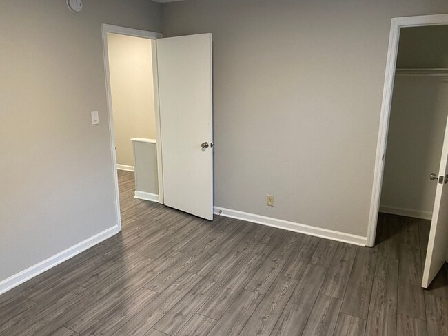 Building Photo - Updated townhouse close to lake