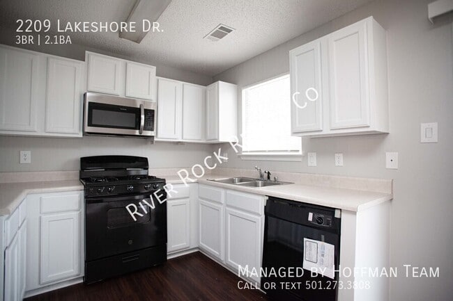 Building Photo - 2209 Lakeshore Dr