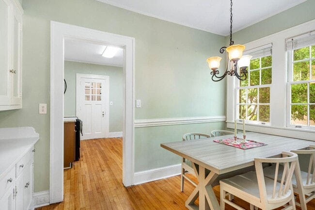 Building Photo - Stunning 3 bedroom FURNISHED MID-TERM RENTAL home in historic downtown Burlington