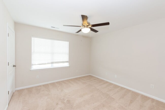 Building Photo - Ready to live close to the beach?