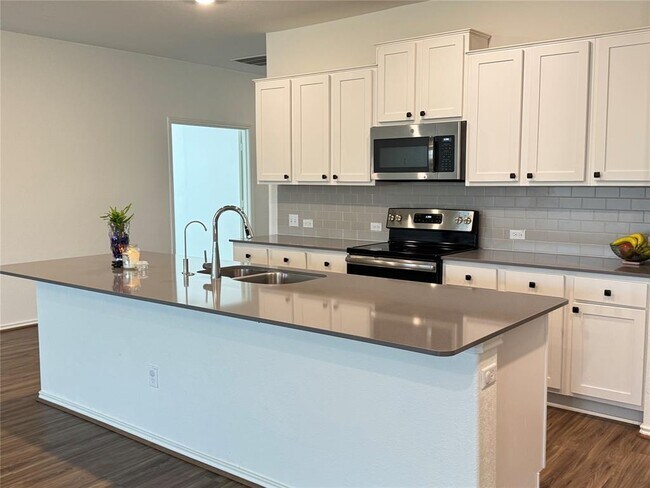 Building Photo - 105 Pearland St