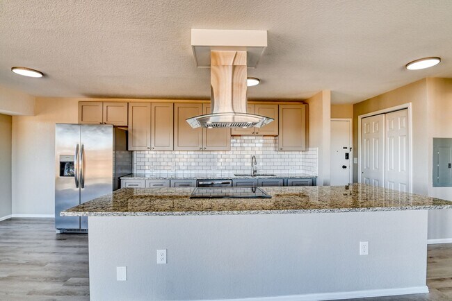 Building Photo - 2 Bed 2 Bath Condo in Historic Satellite Hotel