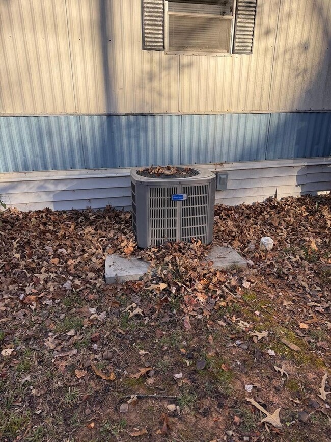 Building Photo - AVAILABLE NOW!