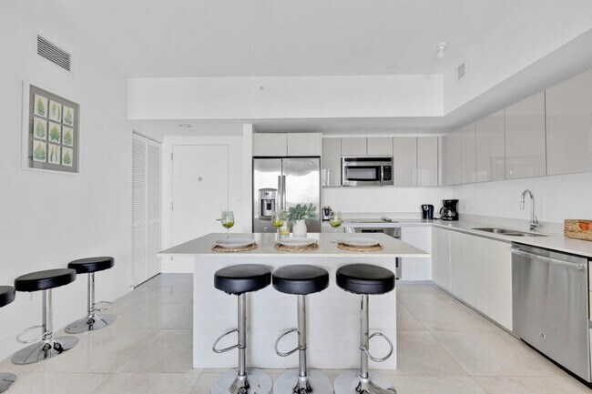 Building Photo - 2602 E Hallandale Beach Blvd