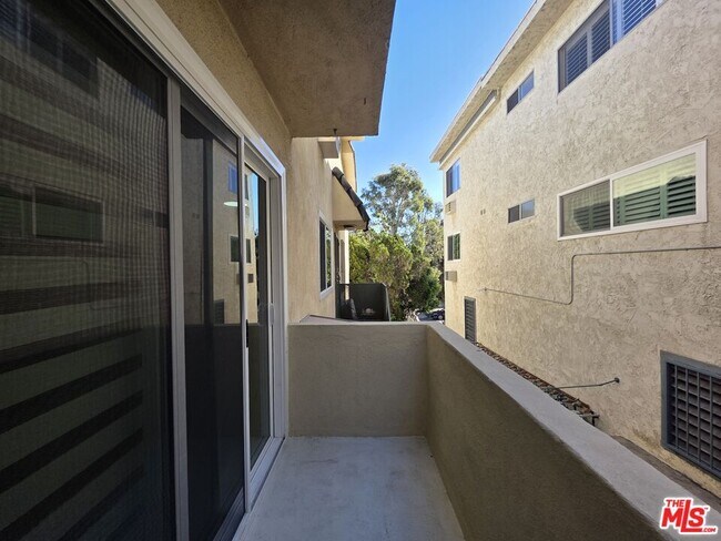 Building Photo - 10815 Rose Ave