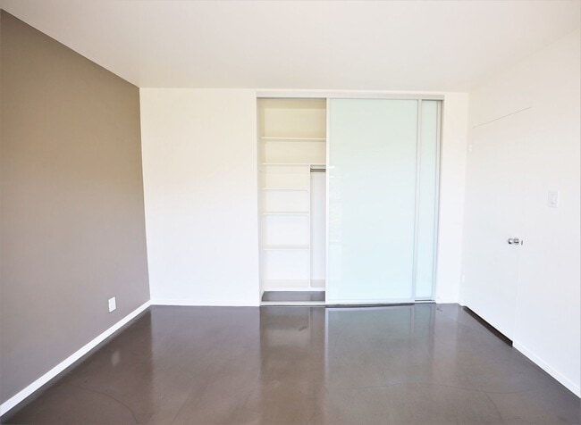 Building Photo - Stunning Mid-Century Modern 3 Bed/ 2 Bath ...