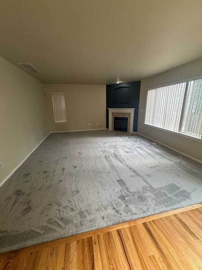 Building Photo - Three Bedroom, 2 Bath Home with New Carpet...