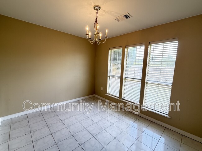 Building Photo - 1314 N Range Ave