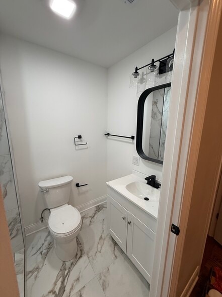 Master bathroom - 1629 W Granville Ave