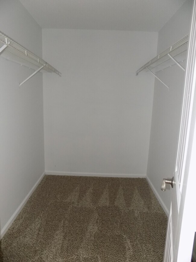 Building Photo - Available end of Julyl!! 4 Bedroom home in...