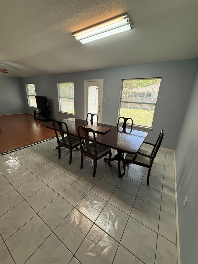 Building Photo - 2562 Vernell Way