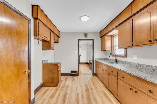 Building Photo - 6800 Kazimier Ave