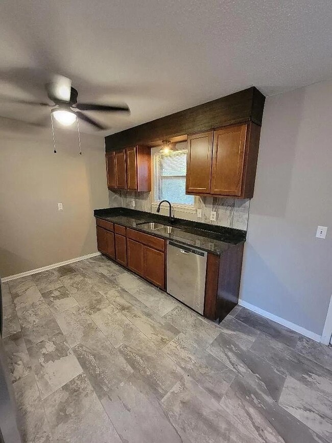 Building Photo - 19 Pinewood Ct