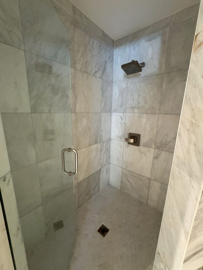 Building Photo - Beautifully updated 2 bedroom 2.5 bath tow...