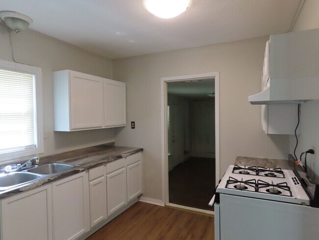 Building Photo - Newly Renovated, Spacious 3 Bedroom, 2 Bat...
