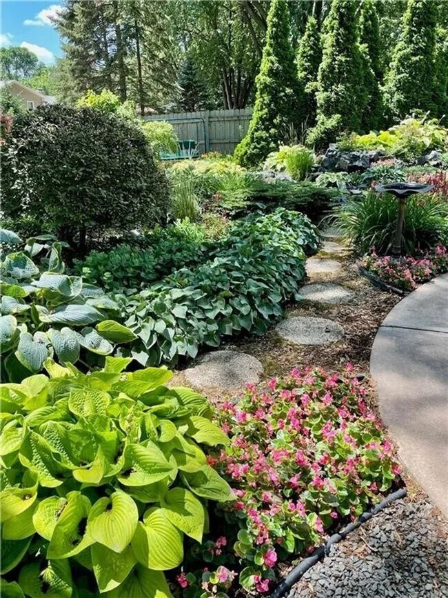 Building Photo - Charming 3-bedroom, 2-bathroom home located in the heart of Woodbury