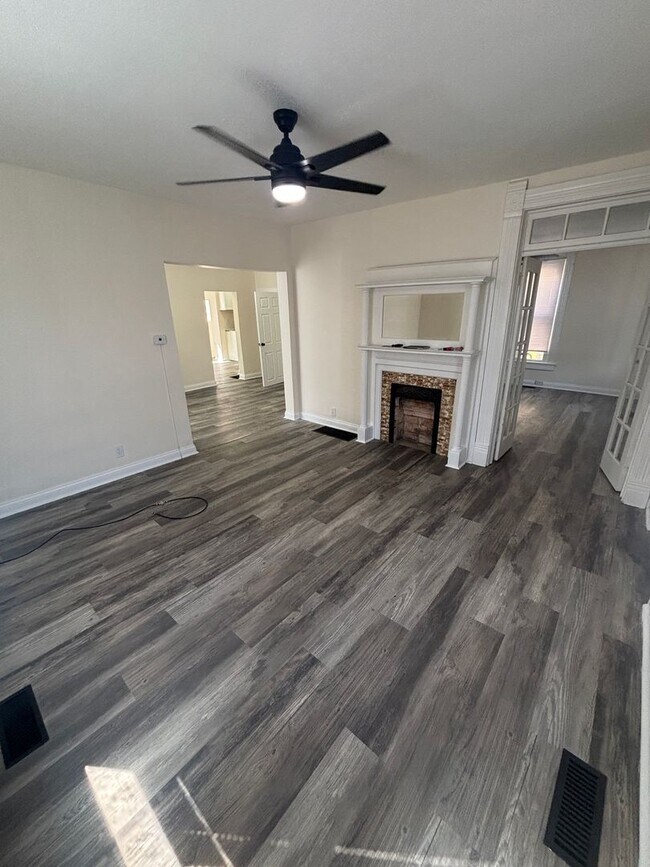 Building Photo - 715 1/2-570-572 E Main St