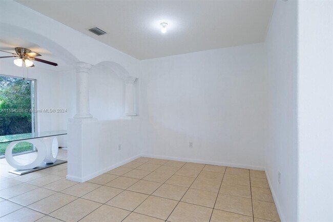 Building Photo - 1475 SE 24th Ct