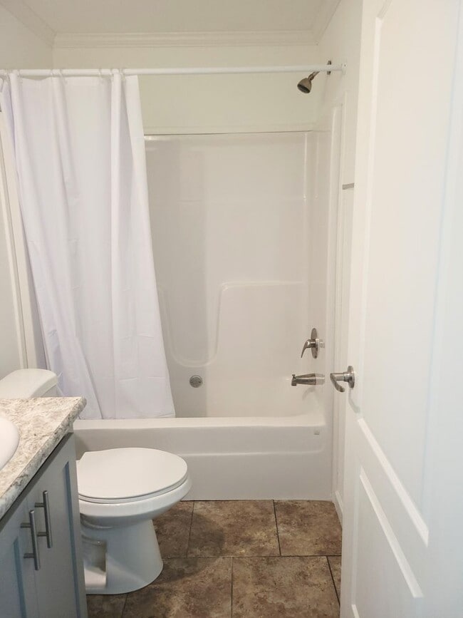 Building Photo - Centrally-Located 2-Bed/2-Bath Home, full ...