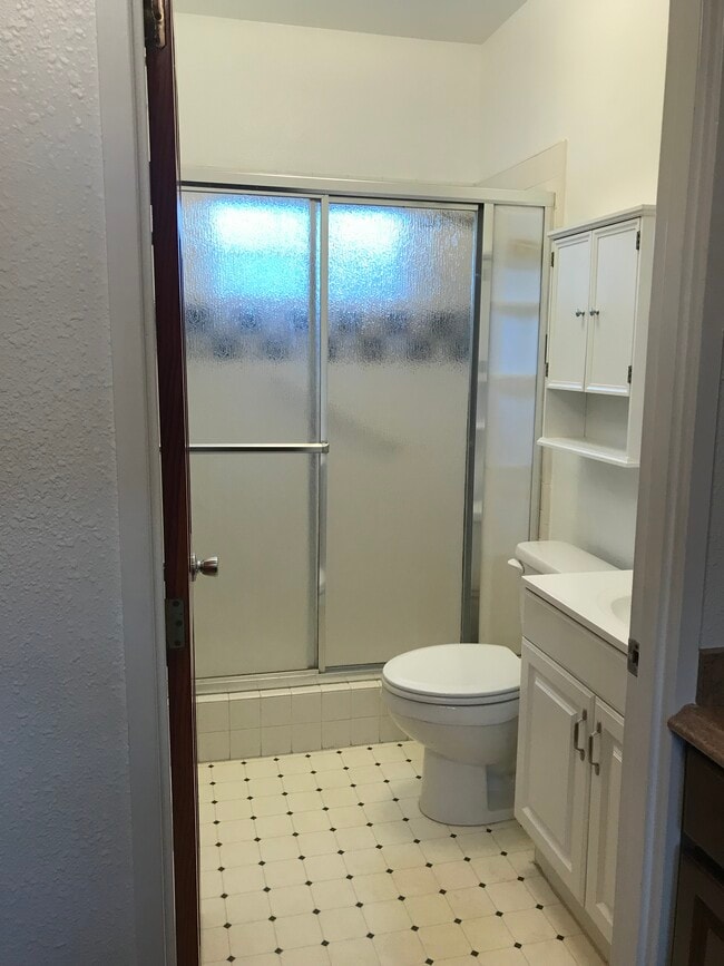 Bathroom w/shower - 426 Concord St