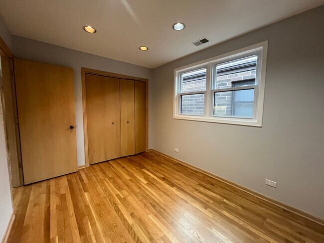 Building Photo - 449 W 37th St