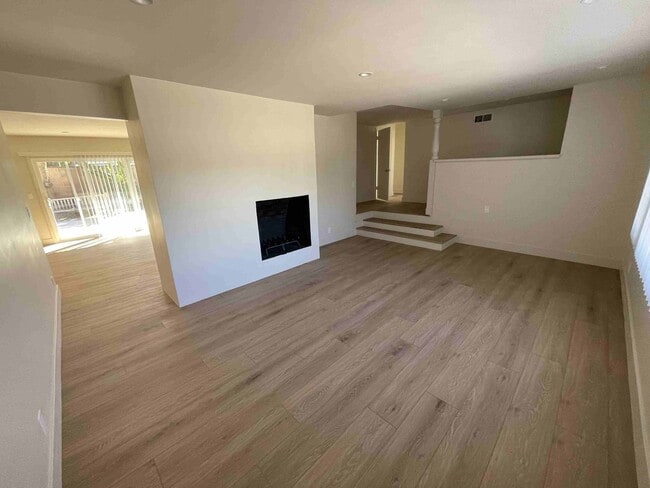 Building Photo - COMPLETELY REMODELED WOODLAND HILLS POOL H...