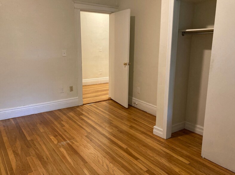 Building Photo - 52 Queensberry St