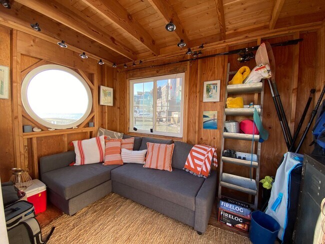 Building Photo - Stunning Waterfront 2 Bedroom Unit in Tibu...