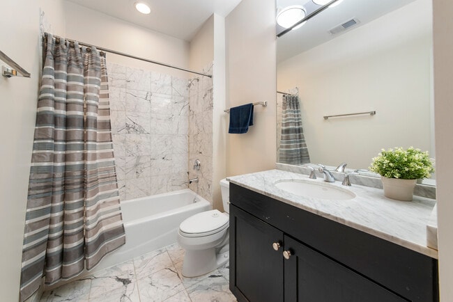 Building Photo - 2632 N Hartland Ct