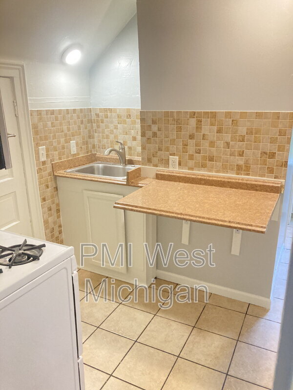 Building Photo - 826 Arianna St NW