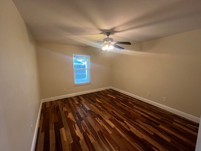 Building Photo - 114 N Tymber Creek Rd