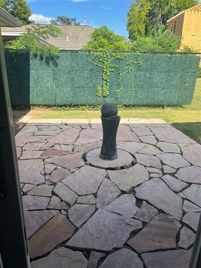 Building Photo - 2127 Lamonte Ln