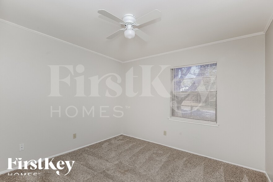 Building Photo - 2202 Lockwood Dr