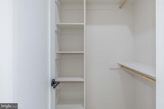 Building Photo - 722 Kenyon St NW