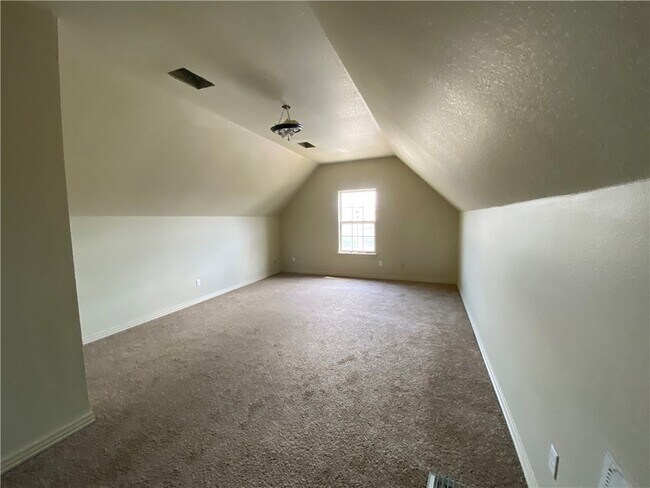 Building Photo - 2311 N Cornwall Ave